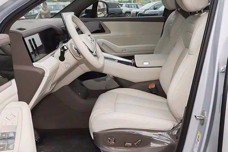 Tiếp đến là màn hình thông tin giải trí 17,3 inch được đặt ở trung tâm mặt táp-lô trong khi hành khách phía trước cũng có màn hình riêng với kích thước 13,2 inch. Hệ thống âm thanh Devialet 20 loa, tủ lạnh 11 lít trên xe có chức năng hâm nóng/làm mát, bàn gập cho hàng ghế sau cùng kính riêng tư cách âm nhiều lớp cũng được trang bị cho xe.