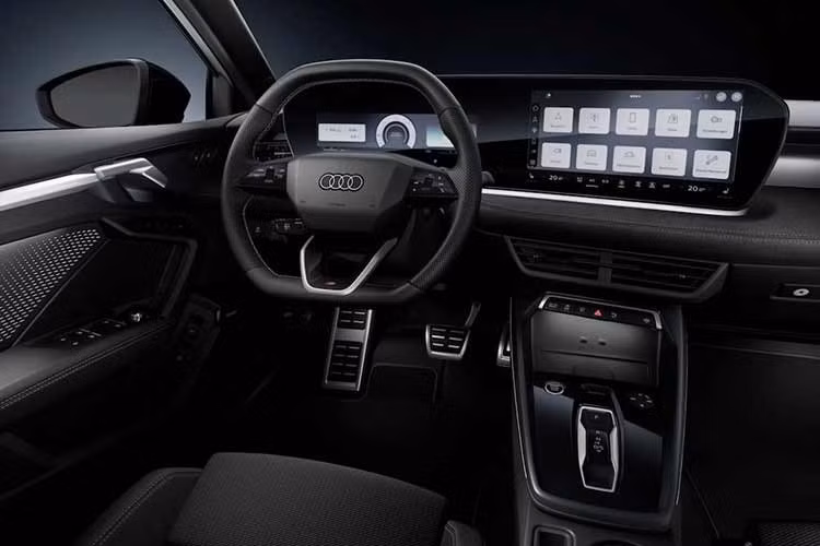 Audi vốn nổi tiếng với khả năng cá nhân hóa và khoang nội thất nâng cấp của A3 tiếp tục theo đuổi định hướng này với 4 gói vật liệu gồm sợi carbon, sợi microfiber Dinamica, chất liệu dệt mới mang tên "Light crepe" và vải "Impressum black". Các trang bị an toàn hiện được chia thành ba cấp độ gồm Tech, Tech plus và Tech pro.