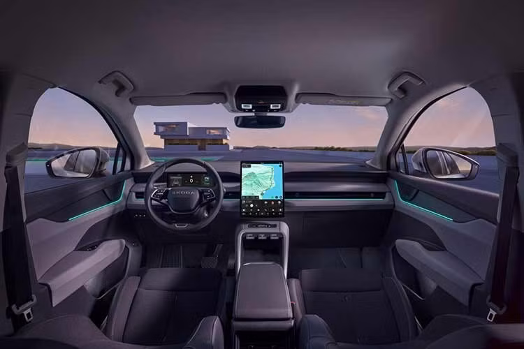 Skoda cũng giới thiệu phiên bản Sportline với phong cách thể thao hơn, bổ sung các chi tiết sơn đen bóng, mui xe màu đen và khoang nội thất mang thiên hướng thể thao. Về kích thước, Peaq dài 4.874 mm, trục cơ sở 2.965 mm, nhỏ hơn đôi chút so với Hyundai Ioniq 9 nhưng vẫn nằm trong nhóm SUV điện cỡ lớn.