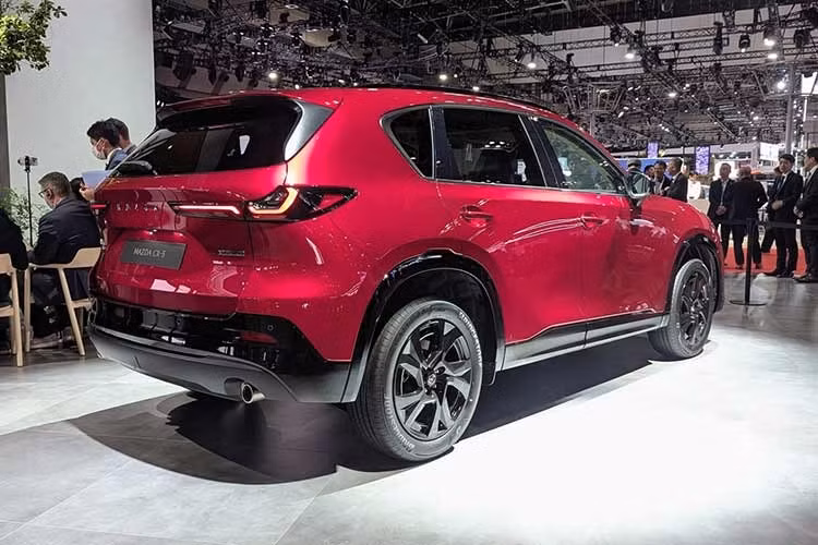 CX-5 hiện là mẫu xe bán chạy nhất của Mazda trong kỷ nguyên hiện đại, với tổng doanh số vượt mốc 5 triệu xe tính đến cuối năm 2025 sau 14 năm hiện diện trên thị trường. Thành công bước đầu của thế hệ mới tiếp tục củng cố vị thế quan trọng của mẫu SUV này trong chiến lược phát triển của thương hiệu Nhật Bản.