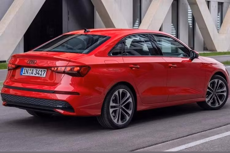 Tuy nhiên, là lựa chọn dành cho người mua xe sang lần đầu nên Audi A3 2027 không được trang bị màn hình giải trí dành cho hành khách phía trước. Đây là trang bị vốn chỉ xuất hiện trên các mẫu xe đắt tiền hơn như Audi A5, A6 và Q6 e-tron.