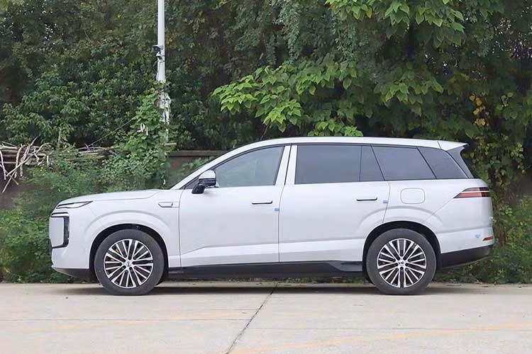 Về ngoại hình, BYD Denza N8L 2027 sở hữu kích thước dài x rộng x cao lần lượt 5.200 x 1.999 x 1.820 mm và chiều dài cơ sở 3.075 mm. Trọng lượng không tải dao động từ 2.980-3.120 kg, tùy phiên bản. Xe sử dụng hệ thống treo tay đòn kép phía trước và hệ thống treo đa liên kết 5 thanh phía sau.