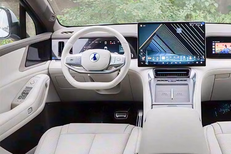 Bên trong xe, BYD Denza N8L 2027 sử dụng cấu hình ghế ngồi 2+2+2. Nội thất được bổ sung hai tùy chọn màu mới là nâu hổ phách và đỏ san hô, mang đến cảm giác ấm cúng và sang trọng. Ghế được bọc da Nappa, hàng ghế thứ nhất và thứ hai đều là ghế thương gia với các chức năng sưởi, thông gió và massage tiêu chuẩn. Trong khi đó, hàng ghế thứ ba chỉ có tính năng sưởi.
