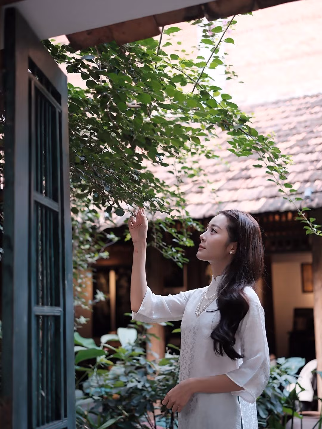 Áo dài – trang phục truyền thống vốn kén người mặc – lại trở thành lựa chọn hoàn hảo để tôn lên nét đẹp đằm thắm, nữ tính nhưng không kém phần sang trọng của nữ diễn viên sinh năm 1993.