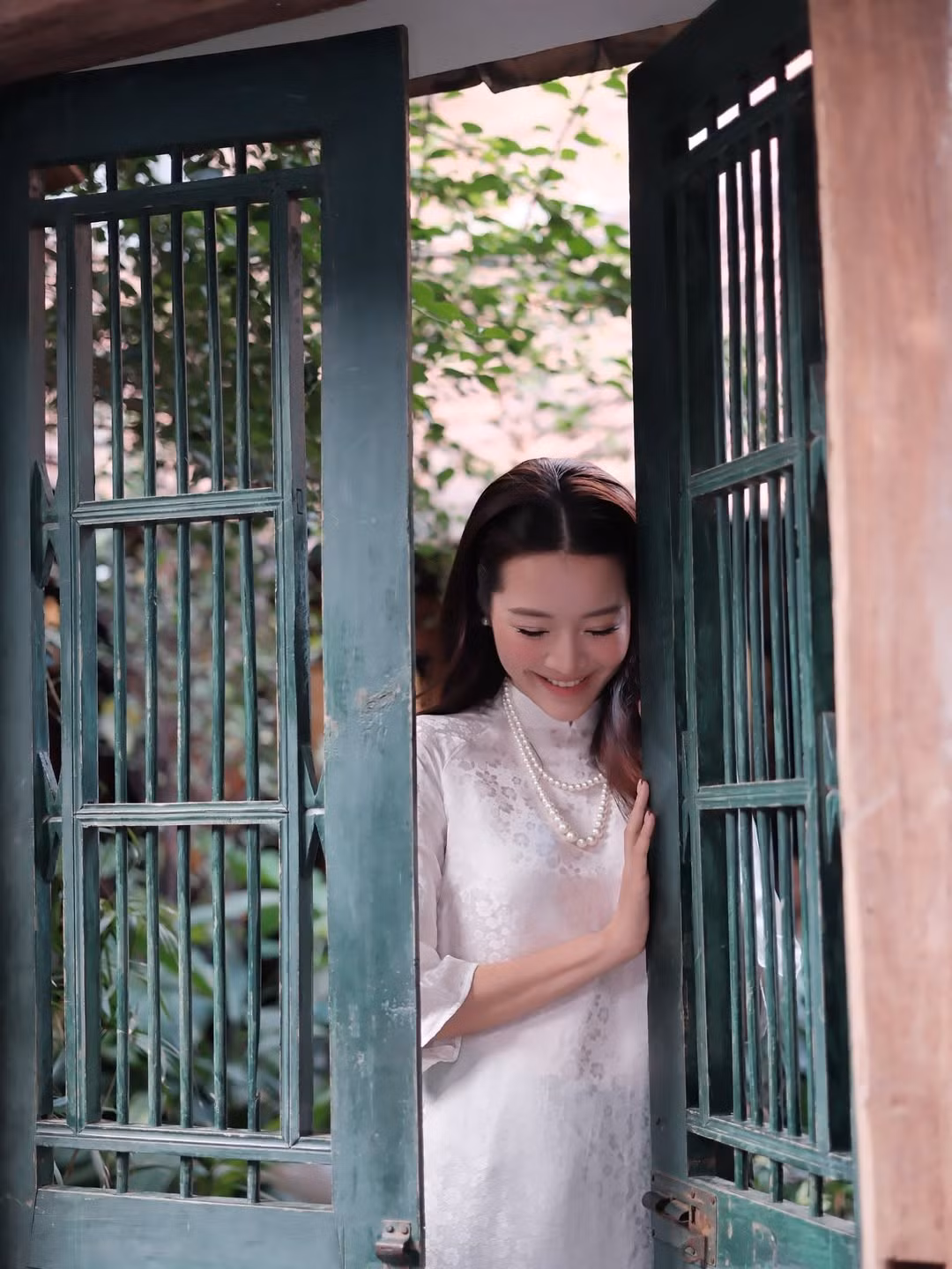 Karen Nguyễn được biết đến rộng rãi qua loạt vai phản diện, đặc biệt là hình tượng “Hân Tuesday” trong chuỗi MV ADODDA của ca sĩ Hương Giang. Vai diễn này từng tạo nên làn sóng tranh cãi dữ dội, đưa cô trở thành cái tên được nhắc đến nhiều với biệt danh “tiểu tam quốc dân”. Dù gây tranh luận, không thể phủ nhận khả năng diễn xuất và thần thái sắc sảo của cô đã để lại dấu ấn rõ nét.