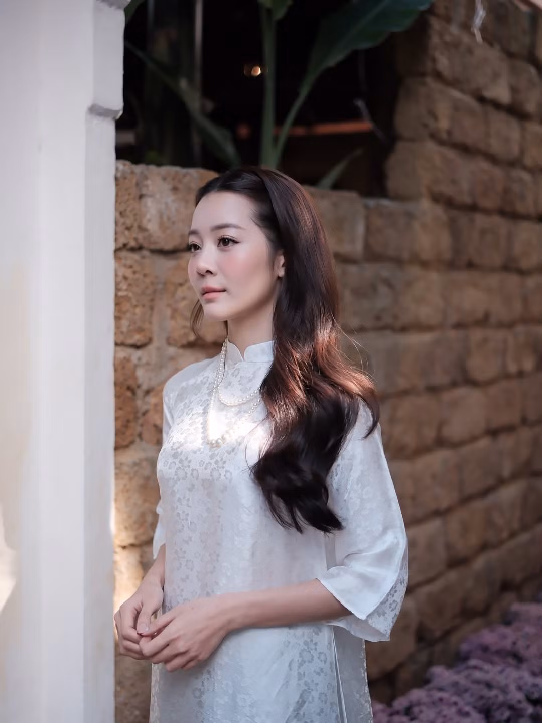 Ở mỗi khung hình, Karen Nguyễn đều toát lên thần thái dịu dàng, trầm lắng, khác biệt hoàn toàn so với hình ảnh sắc sảo, gai góc thường thấy trên màn ảnh.