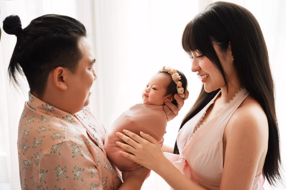 Câu chuyện của vợ chồng Thanh Tâm nhanh chóng trở thành chủ đề nóng trên mạng xã hội. Nhiều người bày tỏ sự ngạc nhiên trước khoản chi lớn, nhưng cũng dành lời khen cho sự chu đáo và tầm nhìn xa của bà mẹ trẻ.