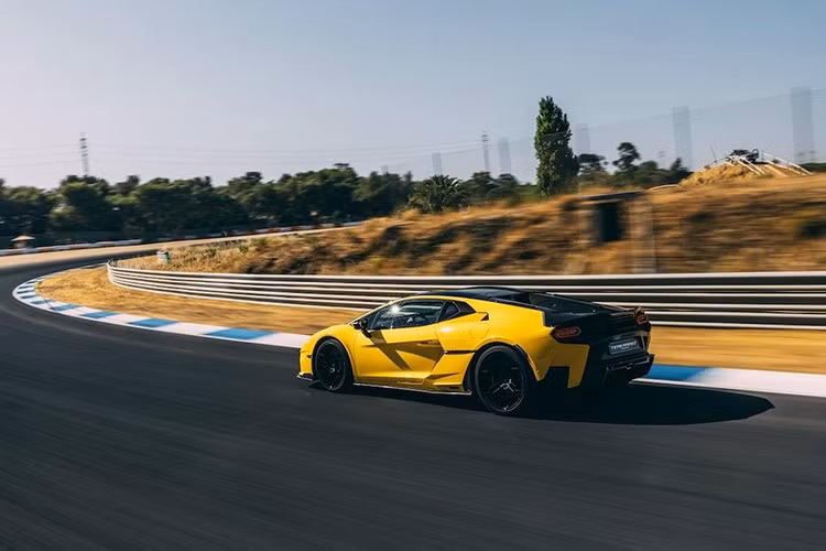 Vòng ra bên sườn, Lamborghini Temerario có hốc gió dựng đứng, cặp mâm đa chấu kép, vòng ra đuôi xe, chiếc xe này có khuếch tán sau khá ngầu không kéo dài sang 2 bên đuôi xe mà chừa lại khoảng trống, khoe cặp lốp, trên cao là ống xả lục giác và đèn hậu LED.
