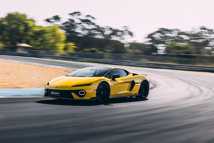 Về mẫu Lamborghini Temerario, ngoại hình của xe gây ấn tượng với đèn pha LED vuốt gọn, kéo dài và nằm ngang, nhưng thú vị nhất chính là dải đèn LED chiếu sáng ban ngày hình lục giác rất lôi cuốn, làm cho phần đầu xe chẳng khác gì 1 chiếc xe concept.