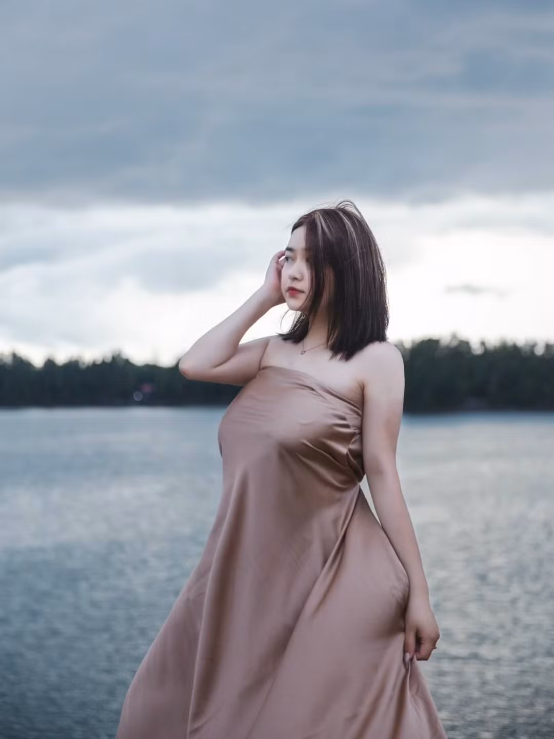 Lời chia sẻ này đã khiến nhiều người bật cười nhưng cũng không khỏi đồng cảm. Rõ ràng, cô gái đã bị "đánh lừa" bởi những thước phim lung linh, lãng mạn về mùa thu Hà Nội trên TikTok – nơi lá vàng bay, gió heo may se lạnh và không khí thơ mộng bao trùm.