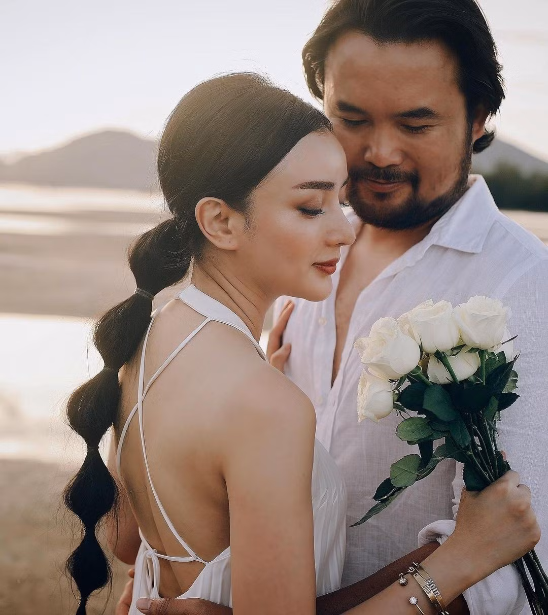 Năm 2019, Angela Chu chính thức kết hôn với doanh nhân Thái Lan, hơn cô 15 tuổi và trở thành dâu hào môn.