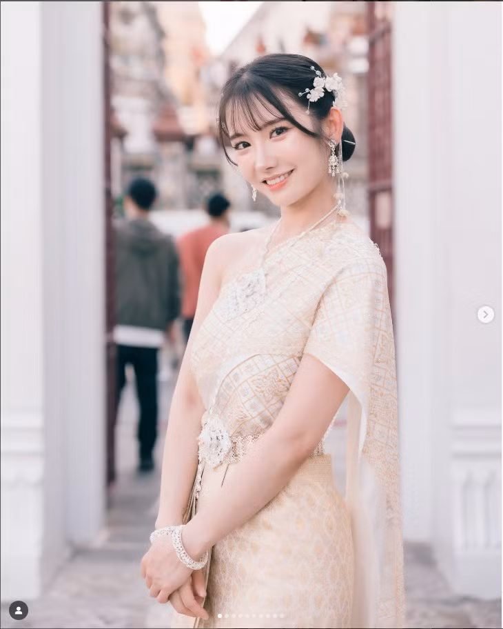 "Bạn gái hiểu chuyện" hiện tại không ngần ngại khoe trọn vóc dáng săn chắc, quyến rũ. Cô chuyển sang ưu tiên các thiết kế cắt xẻ táo bạo, ôm sát cơ thể, từ áo crop top, váy body, đến các bộ cánh khoe vai trần hay đường cong, thậm chí là bikini mát mẻ. Ảnh sử dụng trong bài: Instagram nhân vật.
