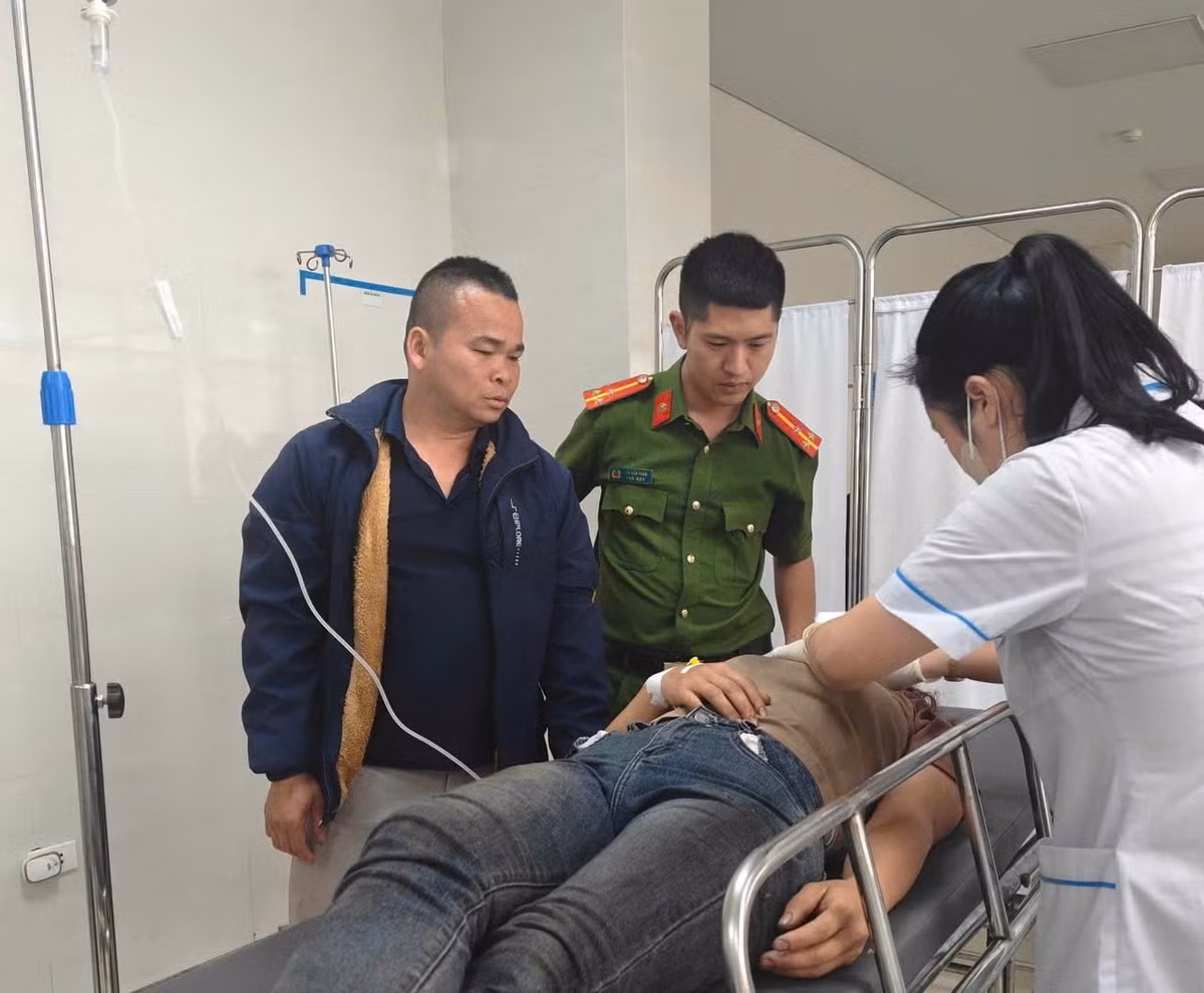 Nạn nhân được các bác sỹ cấp cứu, điều trị kịp thời.