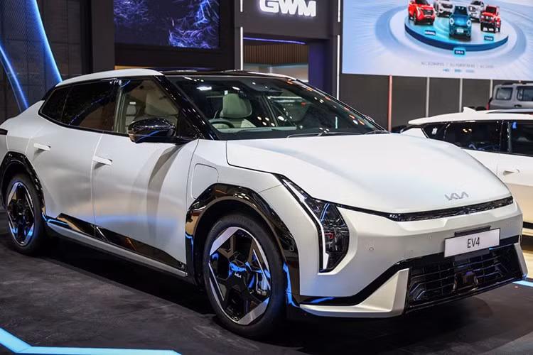 Tại Triển lãm ô tô quốc tế Gaikindo Indonesia (GIIAS) 2025, hãng xe Kia chính thức giới thiệu mẫu EV4 phiên bản sedan sau màn ra mắt toàn cầu hồi tháng 2. Đây là một trong hai kiểu thân xe của Kia EV4, bên cạnh bản hatchback.
