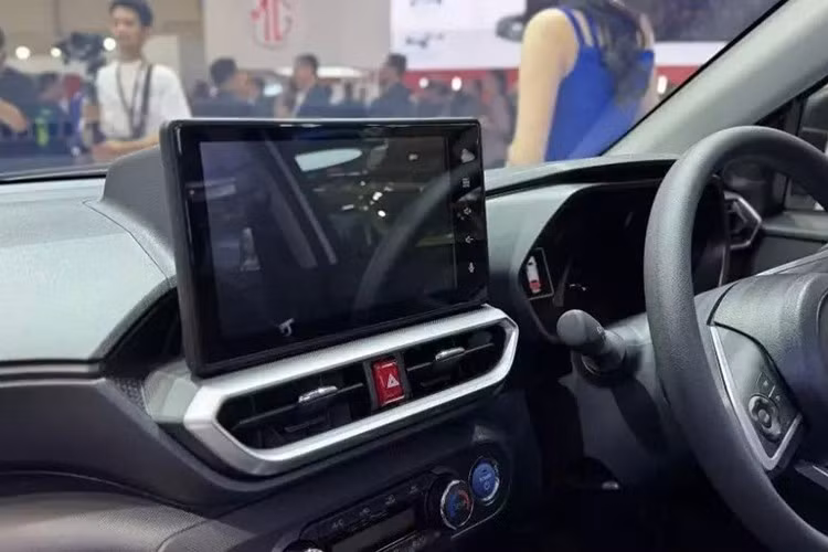 Daihatsu Rocky e-Smart Hybrid được nhập khẩu nguyên chiếc từ Nhật nên không có màn hình cảm ứng trung tâm theo tiêu chuẩn nội địa. Thay vào đó là màn hình thông tin giải trí 10 inch lắp ráp tại Indonesia, tích hợp camera lùi.