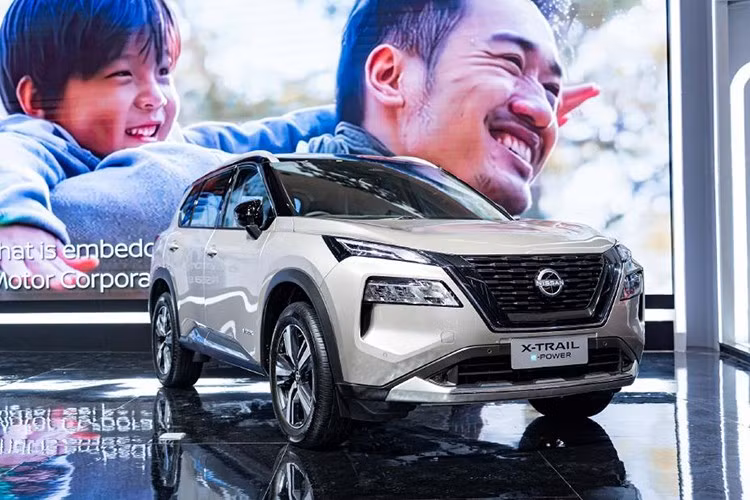 Về ngoại hình, mẫu xe SUV Nissan X-Trail e-POWER e-4ORCE 2026 có kích thước tổng thể chiều dài 4.660 mm, rộng 1.840 mm, cao 1.720 mm và chiều dài cơ sở 2.706 mm.