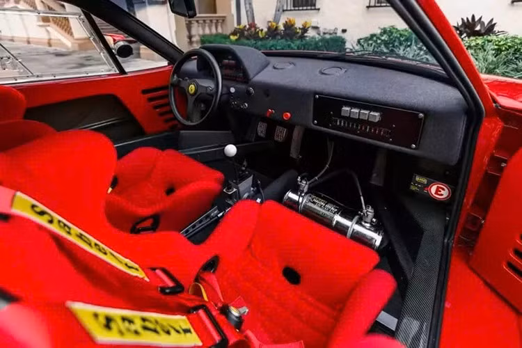 RM Sotheby’s dự đoán mức giá chiếc siêu xe Ferrari F40 này sẽ dao động từ 8,5 triệu USD đến 9,5 triệu USD – một con số gần như khiêm tốn cho thứ đặc biệt đến vậy. Ban đầu, nó được giao cho một nhà sưu tập tại St. Moritz, Thụy Sĩ, người đã sở hữu nhiều Ferrari khác.