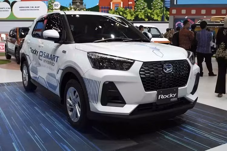 Cuối cùng là những trang bị an toàn như 6 túi khí, 6 cảm biến hỗ trợ đỗ xe trước/sau, hệ thống chống bó cứng phanh ABS, cân bằng điện tử và hỗ trợ khởi hành ngang dốc. Đặc biệt, xe còn có hệ thống cảnh báo điểm mù và 8 tính năng an toàn chủ động ADAS như cảnh báo va chạm, cảnh báo chệch làn đường, cảnh báo xe phía trước khởi hành, cảnh báo mất tập trung, đèn pha tự động,...