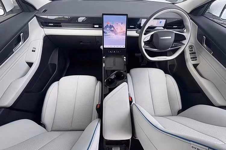 Bên trong nội thất của Jaecoo J5 EV tuân thủ triết lý thiết kế tối giản nhưng vẫn đảm bảo hàm lượng công nghệ cao. Tâm điểm của bảng taplo là màn hình giải trí kích thước 13,2 inch đặt dọc, hỗ trợ đa tính năng, kết hợp cùng bảng đồng hồ kỹ thuật số 8 inch hiển thị sắc nét các thông số vận hành.