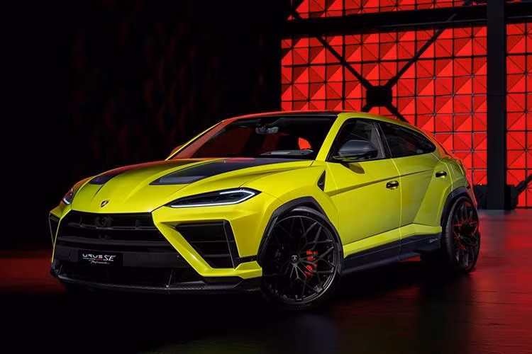 Lamborghini vừa chính thức giới thiệu Lamborghini Urus SE Performante 2026 mới, phiên bản hiệu suất cao mới nhất trong dòng Urus SE. Đây là biến thể nâng cấp theo hướng thể thao hơn, sử dụng hệ truyền động plug-in hybrid nhưng được tinh chỉnh mạnh mẽ hơn cả bản Urus SE tiêu chuẩn.
