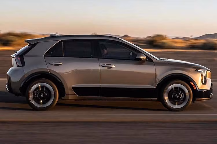 Kia cho biết Niro 2027 sở hữu diện mạo "tự tin và hiện đại hơn". Điểm thay đổi dễ nhận thấy nhất nằm ở phần đầu xe với thiết kế mới cùng cụm đèn pha cao cấp hơn, lấy cảm hứng từ bản đồ sao. Xe cũng được trang bị cản trước và lưới tản nhiệt thiết kế lại.