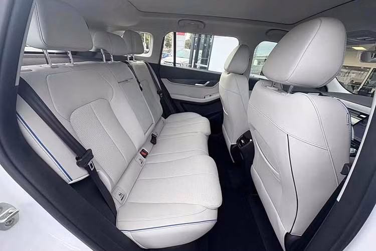Tại thị trường Đông Nam Á, Jaecoo J5 EV được trang bị bộ pin lithium-ion dung lượng 58,9 kWh. Nguồn điện này cung cấp năng lượng cho mô-tơ điện đặt phía trước, sản sinh công suất tối đa 211 mã lực và mô-men xoắn cực đại 288 Nm. Nhà sản xuất công bố xe có thể di chuyển từ 461-470 km theo tiêu chuẩn NEDC.