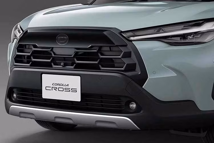 Ngoài ra, Toyota bổ sung huy hiệu kỷ niệm 60 năm ở trên chắn bùn trước trước của Corolla Cross Z Adventure để tăng tính nhận diện.Xe sử dụng bộ mâm hợp kim 17 inch với thiết kế mới, hoàn thiện bởi màu xám mờ.