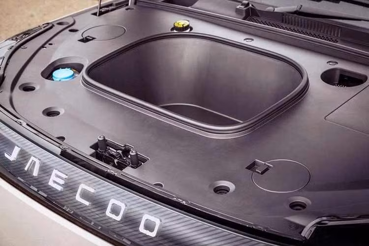 Cản trước cũng được thiết kế lại với các hốc gió và khe dẫn khí mới nhằm tối ưu tính khí động học. Những thay đổi này được kỳ vọng góp phần cải thiện hiệu quả sử dụng năng lượng và tăng quãng đường di chuyển sau mỗi lần sạc. Trong khi đó, khu vực thân xe và phía sau gần như giữ nguyên thiết kế của bản động cơ xăng.