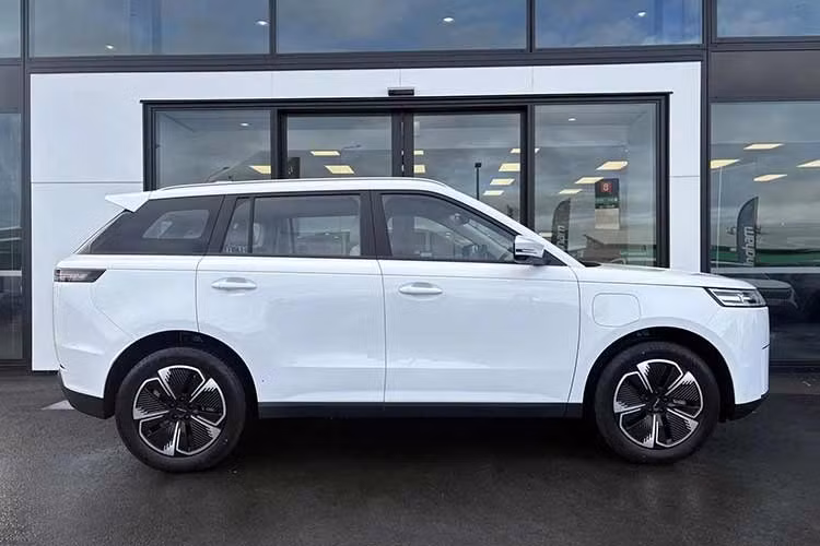 Về kích thước, mẫu xe SUV điện Jaecoo J5 EV 2026 sở hữu chiều dài 4.380 mm, rộng 1.860 mm, cao 1.650 mm và chiều dài cơ sở đạt 2.620 mm. Các thông số này đưa mẫu xe vào nhóm SUV cỡ B, tương đương những cái tên như Honda HR-V, Proton X50 hay Chery Tiggo Cross.