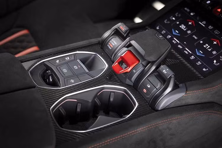 Về thiết kế, Urus SE Performante sử dụng nhiều vật liệu carbon hơn ở nắp capo, mui xe, vòm bánh, ốp sườn và bộ khuếch tán gió sau. Những thay đổi khí động học giúp xe giảm 3% lực cản nhưng đồng thời tăng 23% lực ép xuống mặt đường so với Urus SE tiêu chuẩn.