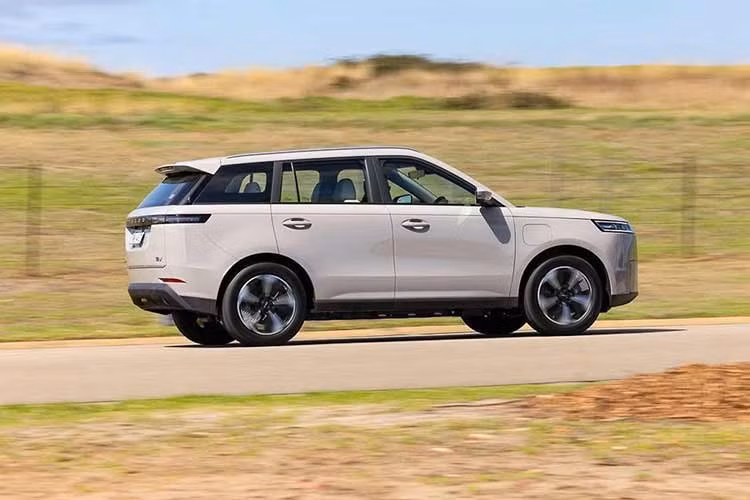 Ngoài ra, mẫu SUV điện này còn được trang bị tính năng Vehicle-to-Load (V2L), cho phép cung cấp nguồn điện ra bên ngoài với công suất tối đa 3,3 kW để vận hành các thiết bị điện hoặc đồ gia dụng khi dã ngoại hay trong những tình huống cần nguồn điện dự phòng.