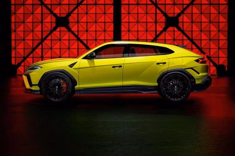 Tương tự Urus SE, phiên bản Performante vẫn sử dụng động cơ V8 4.0L tăng áp kép kết hợp một mô-tơ điện đặt giữa động cơ và hộp số. Tuy nhiên, tổng công suất hệ thống đã được nâng lên mức 810 PS cùng mô-men xoắn cực đại 1.000 Nm, tăng so với mức 800 PS và 950 Nm của bản tiêu chuẩn.
