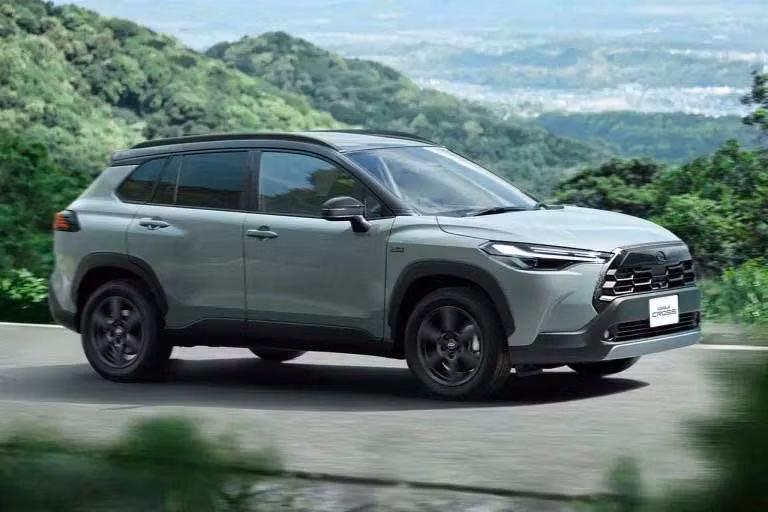Toyota vừa chính thức giới thiệu phiên bản đặc biệt mới của mẫu xe SUV Corolla Cross mang tên Z Adventure tại thị trường Nhật Bản. Phiên bản này được phát triển dựa trên Corolla Cross hiện hành đang được bán ra trên thị trường.