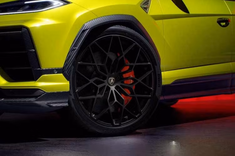 Ngoài động cơ, Lamborghini cũng tập trung giảm trọng lượng tổng thể cho xe. Hệ thống phanh tích hợp mới giúp tiết kiệm 4 kg, gói cách âm và chống rung được tinh chỉnh giảm thêm 3,3 kg, trong khi chất liệu bọc nội thất mới Corsa Tex by Dinamica giúp cắt giảm tiếp 2,7 kg. Tổng cộng, Urus SE Performante nhẹ hơn bản tiêu chuẩn 32 kg, với trọng lượng không tải còn 2.473 kg.