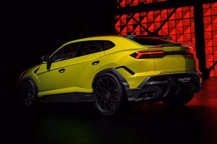 Theo Lamborghini, mức sức mạnh cao hơn đạt được nhờ hệ thống xả titan mới được phát triển cùng Akrapovic, giúp giảm 10 kg so với ống xả tiêu chuẩn và có thiết kế tối ưu luồng khí xả hiệu quả hơn. Xe vẫn sử dụng bộ pin lithium-ion dung lượng 25,9 kWh, cho phép chạy hoàn toàn bằng điện quãng đường tối đa 60 km.