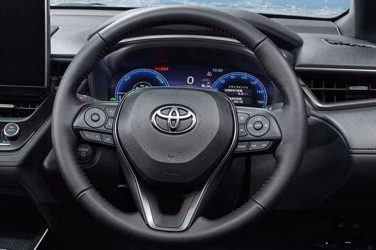 Ghế ngồi của Toyota Corolla Cross Z Adventure phiên bản đặc biệt này sử dụng chất liệu phối hợp giữa da tổng hợp và vải, đồng thời áp dụng tông màu hai màu tương đồng với phong cách ngoại thất.