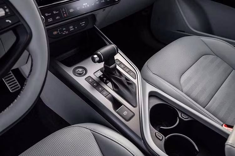 Cấu hình này cho phép xe tăng tốc từ 0-100 km/h trong 10,7 giây trước khi đạt tốc độ tối đa 175 km/h. Kia hiện chưa công bố mức tiêu thụ nhiên liệu của xe nhưng dự kiến sẽ tương đương phiên bản cũ với mức 4,43 lít/100 km trên đường hỗn hợp. Trong khi đó, phiên bản thuần điện của mẫu xe này không còn được bán kèm thế hệ mới.