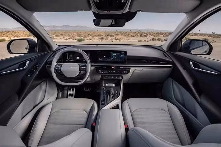 Bên trong khoang lái, Kia Niro 2027 mới được nâng cấp với vô lăng thiết kế mới và màn hình cong toàn cảnh. Các phiên bản cao cấp được trang bị bảng đồng hồ kỹ thuật số 12,3 inch kết hợp màn hình giải trí cùng kích thước.