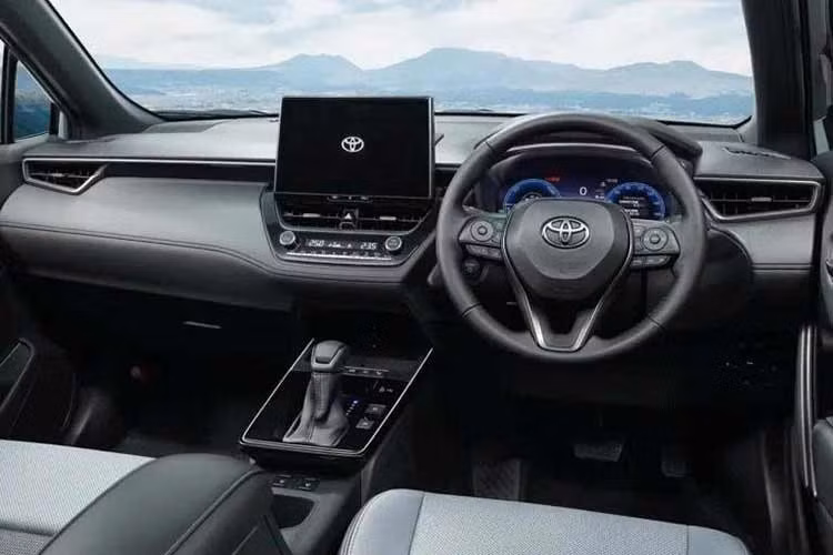 Bên trong khoang lái, Corolla Cross Z Adventure được bổ sung các chi tiết trang trí màu bạc kim loại trên bảng táp-lô và vô-lăng. Vô-lăng cũng được tích hợp thêm chức năng sưởi, kích hoạt bằng nút bấm mới đặt gần cụm điều khiển trung tâm.