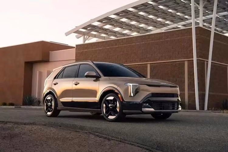 Sau khi ra mắt tại các thị trường quốc tế vào tháng 1/2026, Kia Niro 2027 nâng cấp đã chính thức được giới thiệu với khách hàng Mỹ. Mẫu xe Hàn Quốc này sẽ được mở bán vào mùa hè năm nay với thiết kế mới, công nghệ được nâng cấp và chỉ còn sử dụng hệ truyền động hybrid.