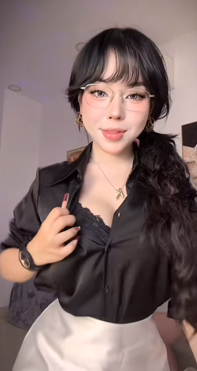 Xuất phát từ lời rap "lúc đóng lúc mở" trong bản remix ca khúc Mấy Cái Cúc, lời nhạc đã nhanh chóng trở thành hiện tượng, thu hút nhiều TikToker xinh đẹp tham gia trong đó có Hà Môi (Võ Nữ Ngân Hà).