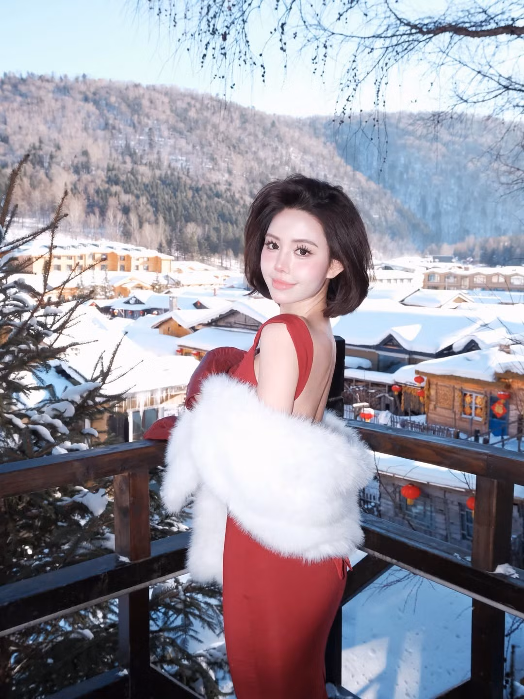 Chu Mạc Thúy Quỳnh là hot girl sinh năm 2002 đến từ Hà Nội. Cô từng theo học khoa Quản lý Văn hóa – Trường Đại học Văn hóa Hà Nội trước khi quyết định Nam tiến để phát triển sự nghiệp.
