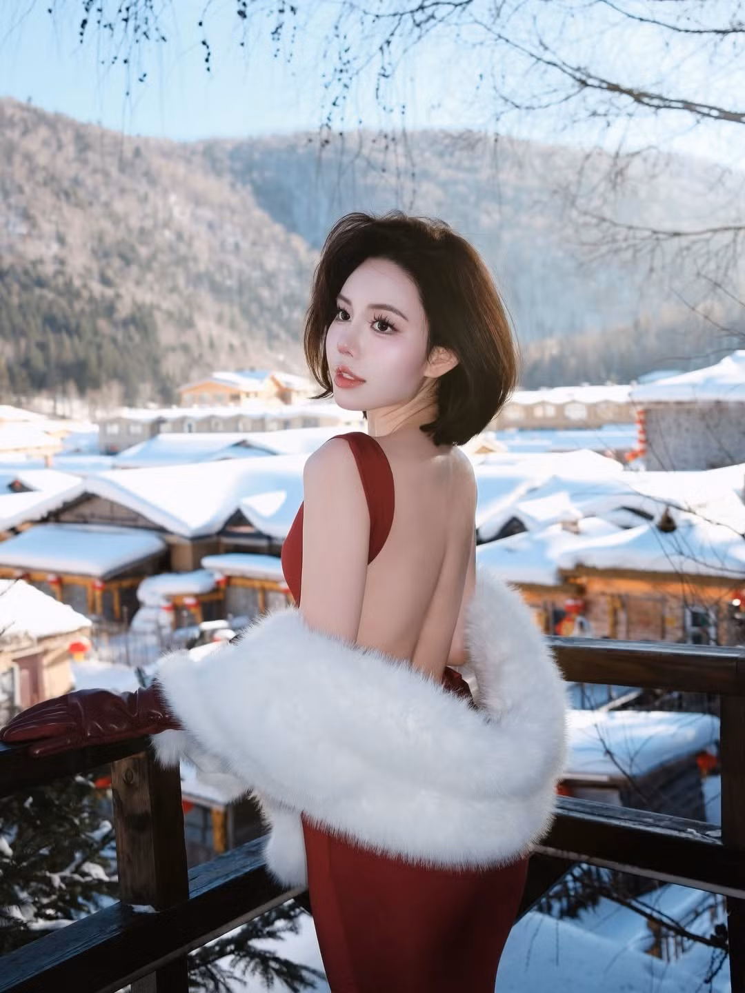 Giữa khung cảnh thị trấn phủ trắng tuyết thơ mộng, hot girl Chu Mạc Thúy Quỳnh khiến mạng xã hội 'đứng hình' khi tung loạt ảnh diện đầm đỏ trễ lưng đầy quyến rũ. Màn xuất hiện nổi bật giữa nền trời lạnh giá không chỉ phô diễn lợi thế hình thể mà còn tôn lên vẻ đẹp sắc sảo, cuốn hút của cô nàng 22 tuổi đến từ Hà Nội.