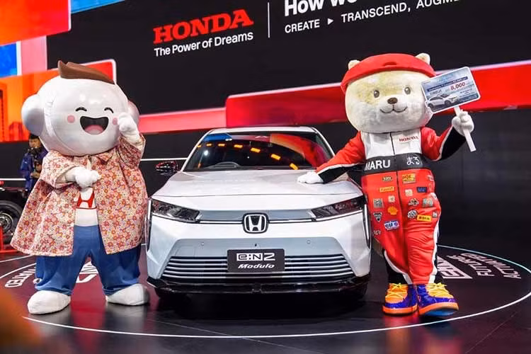 Honda e:N2 mang phong cách SUV coupe với phần đuôi vuốt dốc và các đường nét sắc sảo, nhấn mạnh tính khí động học và diện mạo thể thao. Phần đầu xe được thiết kế theo phong cách đặc trưng của xe điện với lưới tản nhiệt kín, đi kèm hệ thống đèn LED toàn phần và logo phát sáng, tạo nên nhận diện khác biệt so với các mẫu SUV chạy xăng truyền thống.