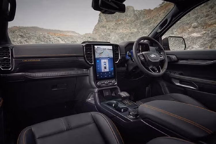 Màu cam tương tự cũng được dùng để điểm xuyết cho khu vực nội thất của Ford Ranger Wildtrak X. Ghế trước của xe sẽ thêu thêm dòng chữ "Wildtrak X" như dấu hiệu nhận biết. Điểm nhấn đáng chú ý nhất của khu vực nội thất chính là hệ thống âm thanh Bang &amp; Olufsen 10 loa.