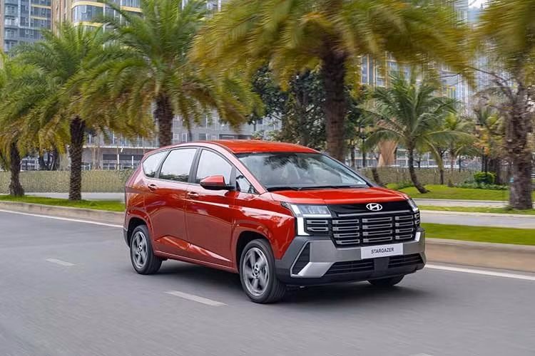 Stargazer 2026 mới đã chính thức có mặt tại hệ thống đại lý Hyundai trên toàn quốc từ ngày 24/03/2026 với 5 tùy chọn màu sắc gồm trắng, bạc, xám, đen và đỏ đô. Nhân dịp ra mắt Stargazer mới, Hyundai Thành Công Việt Nam cũng triển khai nhiều chương trình ưu đãi dành cho khách hàng.