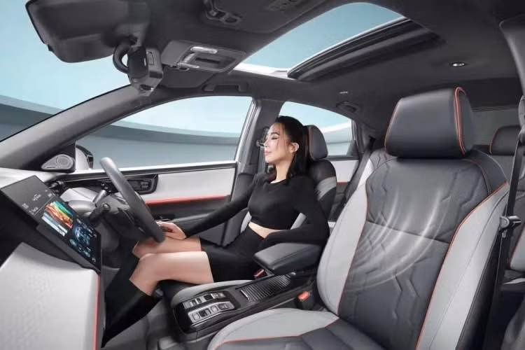 Về công nghệ an toàn, Honda e:N2 được tích hợp nhiều hệ thống hỗ trợ lái hiện đại như kiểm soát hành trình thích ứng, phanh khẩn cấp tự động, hỗ trợ giữ làn đường, cảnh báo điểm mù và camera 360 độ. Những tính năng này giúp nâng cao mức độ an toàn cũng như hỗ trợ người lái trong điều kiện giao thông phức tạp.