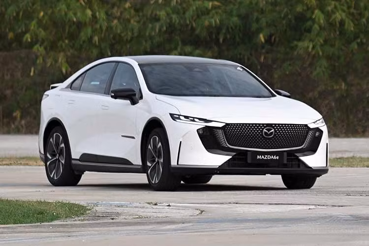 Tại Thái Lan, Mazda6e được nhập khẩu nguyên chiếc từ Trung Quốc, với mức giá dao động từ 1.169.000 đến 1.199.000 Baht (tương đương từ 935-960 triệu đồng). Với mức giá cạnh tranh, trang bị hiện đại và tầm hoạt động ấn tượng, xe được kỳ vọng sẽ trở thành một lựa chọn đáng chú ý trong phân khúc sedan điện tại Đông Nam Á.
