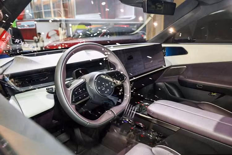 Bên trong mẫu SUV hạng trung này là không gian nội thất 2 hàng ghế với 5 chỗ ngồi rộng rãi. Điểm nhấn của nội thất nằm ở màn hình thông tin giải trí dạng cảm ứng khổng lồ với kích thước lên đến 26 inch, trải dài từ trung tâm sang phía ghế phụ. Màn hình này tích hợp hầu hết các chức năng của xe như điều hòa, kết nối Apple CarPlay/Android Auto không dây và điều khiển bằng giọng nói với câu lệnh “Hey Mazda”.