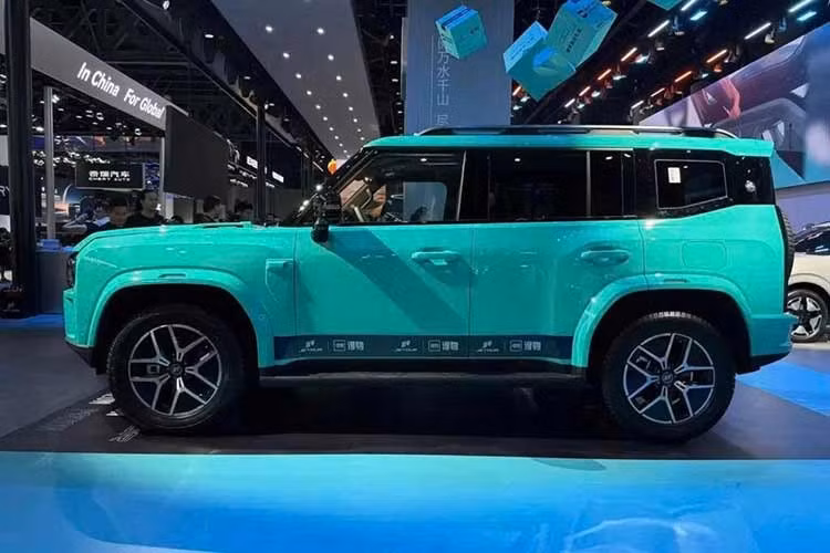 Ở phiên bản mới nhất, mẫu xe Trung Quốc này được gọi bằng cái tên Chery Jetour Traveller 7. Trong khi đó, tại thị trường quốc tế, xe lại được biết đến dưới cái tên Jetour T2. Dù được bổ sung con số 7 trong tên xe nhưng đây vẫn là SUV 5 chỗ thay vì 7 chỗ.